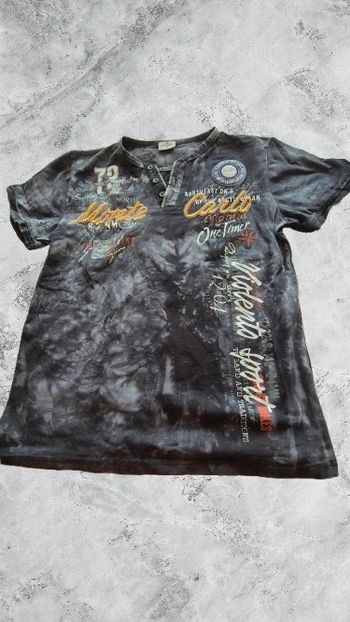 Tee shirt avec bouton