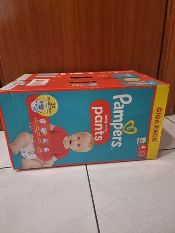 124 couches Pampers taille 4 pants
