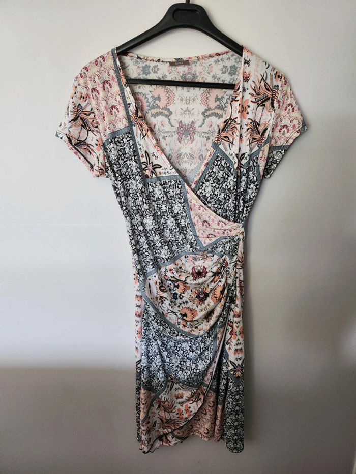 Robe fluide et elastique Formul taille 40 en excellent état blanche motifs fleurs 🌸 multicolore