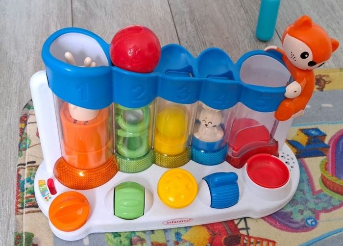 Jouet bébé  musical Infantino Musik' à balles

- De 9 mois à 3 ans