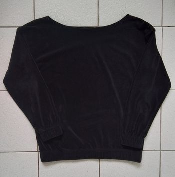 Haut de pyjama doux noir.