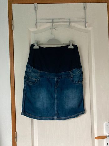 Jupe en jean bleue de grossesse