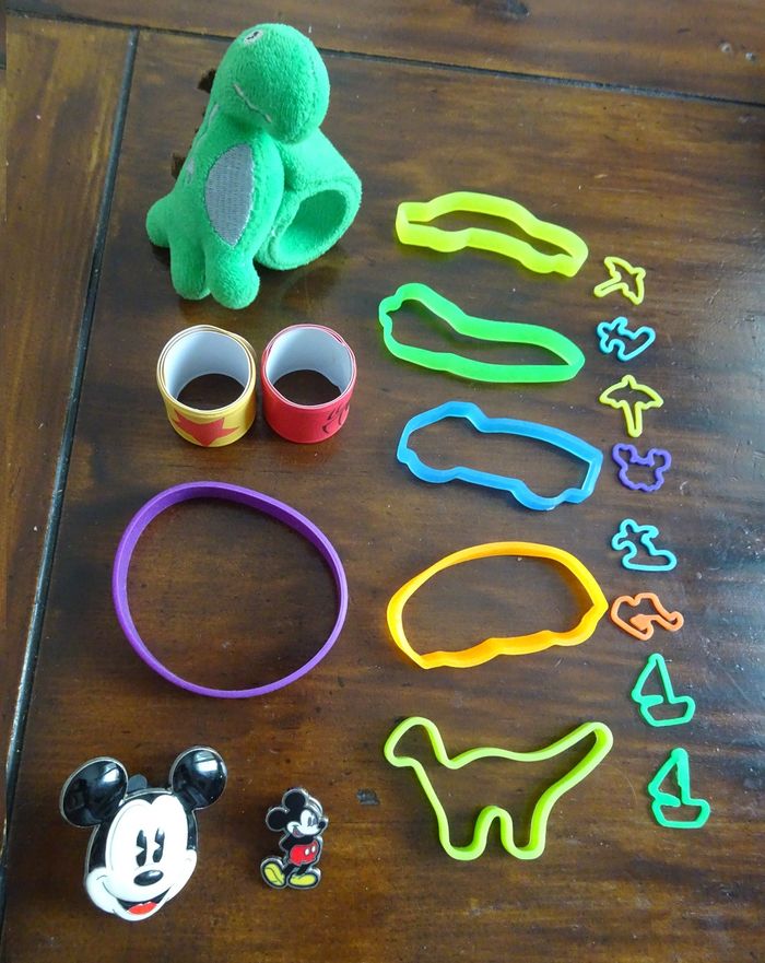 Lot de 19 accessoires et bijoux pour Garçon: bracelets et Pin’s Mickey