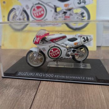 Moto 1:24 avec socle, vitrine et fascicule