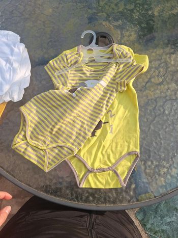 Lot de 2 boddie vert neuf 1ans