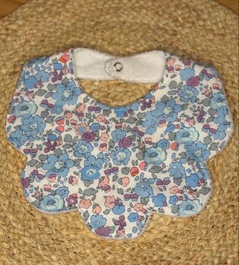 Bavoir fleur liberty bleu 