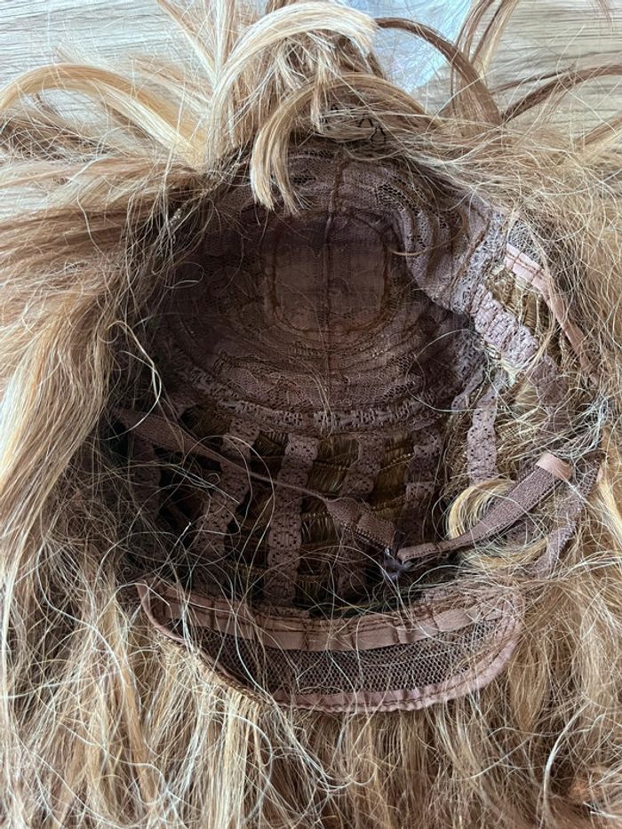 Perruque courte châtain clair en fibre Kanekalon  belle couleur – effet naturel - photo numéro 4