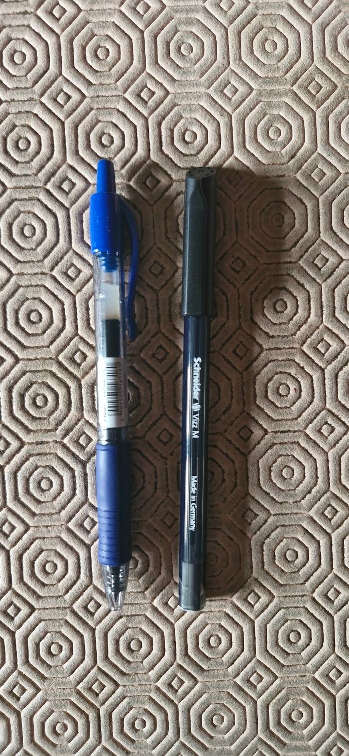 Stylos noir et bleu