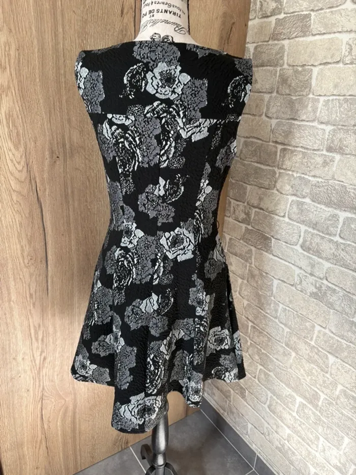 Robe patineuse imprimée fleurie taille 4 - photo numéro 4