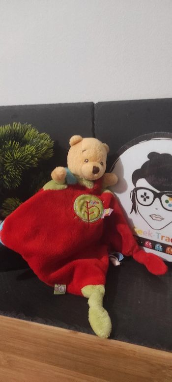 Doudou plat winnie l'ourson rouge vert oiseau disney baby nicotoy
