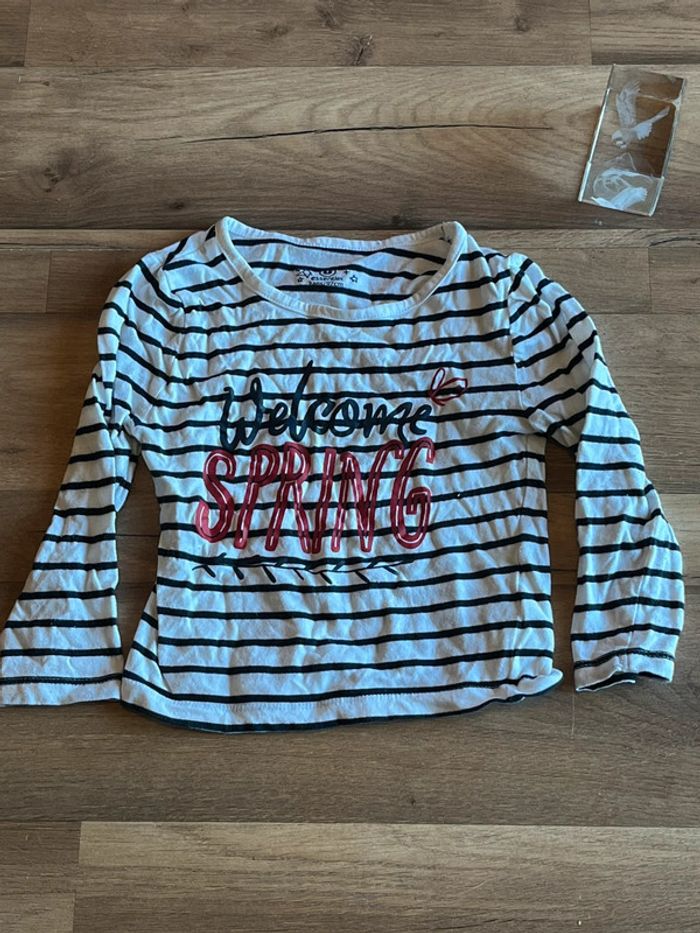 Je vend un haut manche longue fille 3 ans 97 cm très bon état