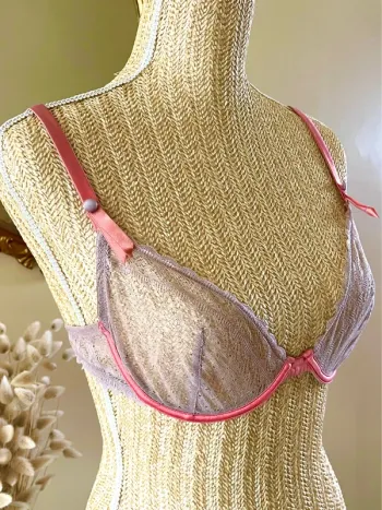 sublime Soutien-gorge dentelle grise transparente détails satinés rose corail sublime et délicat