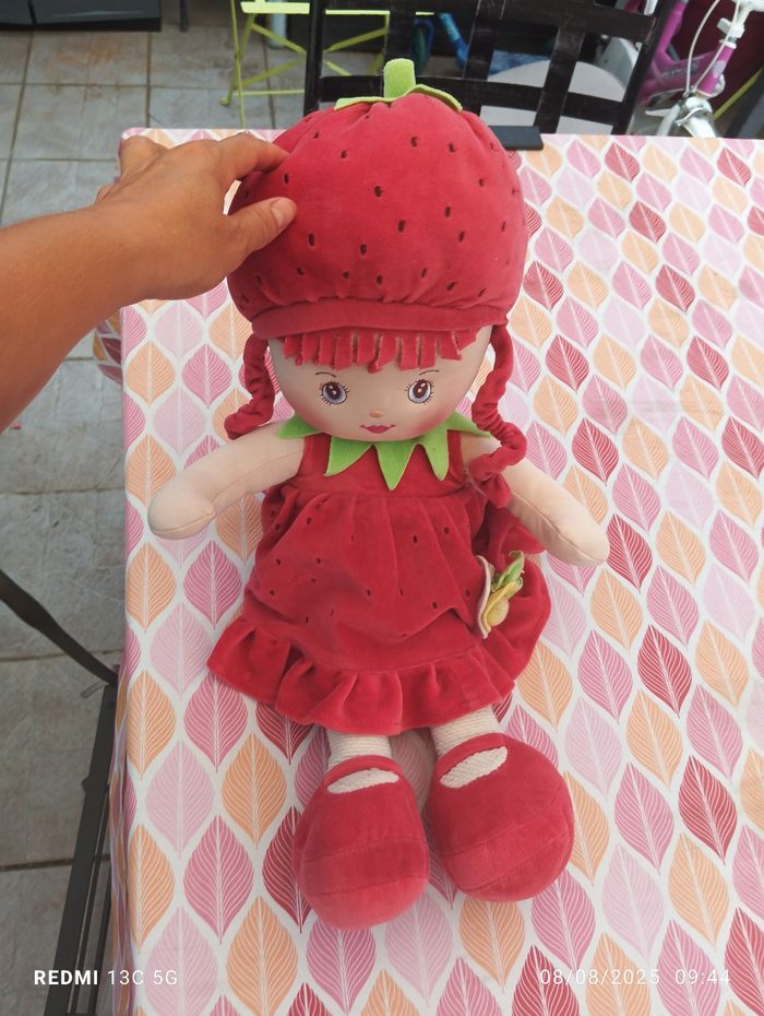 Grande poupée peluche Charlotte aux fraises - photo numéro 3