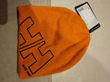 Bonnet neuf avec trou