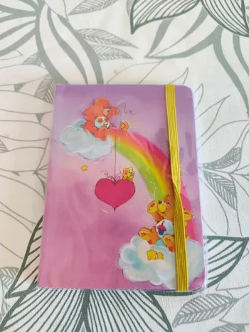 Un petit carnet rose Bisounours format A6, 15*11,5cm élastique jaune