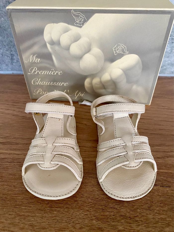 Magnifique paire de chaussure blanche pour bébé neuve