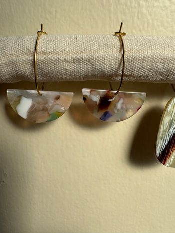 2 paires de boucles d’oreilles en acétate cellulosique (écaille de tortue )