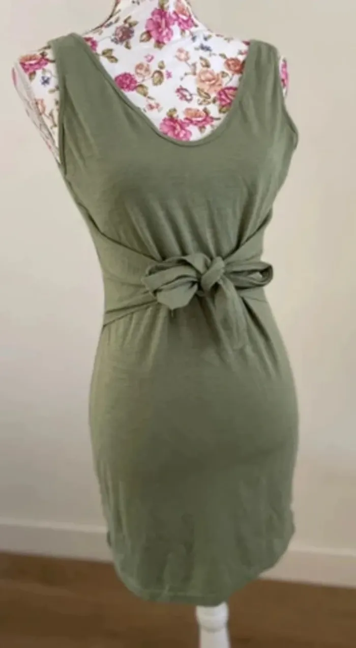 Robe kaki nouage ventre