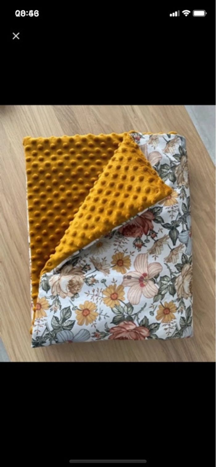 Couverture bébé fleurie vintage moutarde