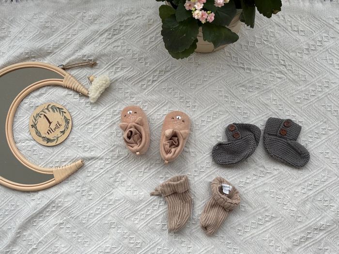 Paire de chaussons de naissance en tricot