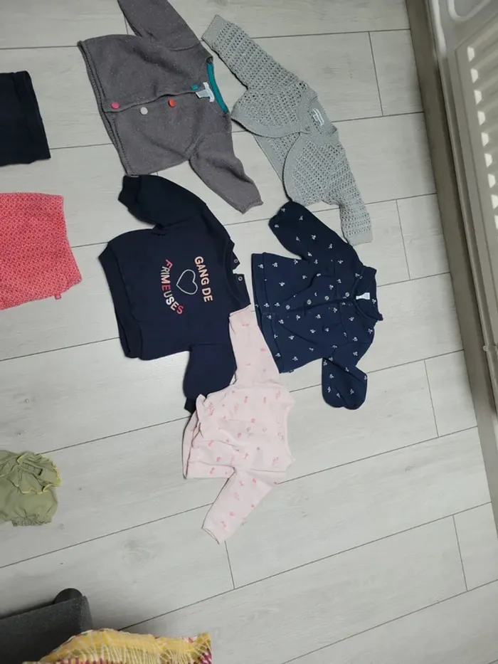 Lot 20 vêtements fille 6 mois - photo numéro 4