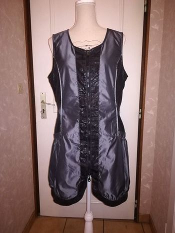 Robe noire et argenté, avec fermeture éclair et poches, taille 4 (soit taille 42), L33, TBE