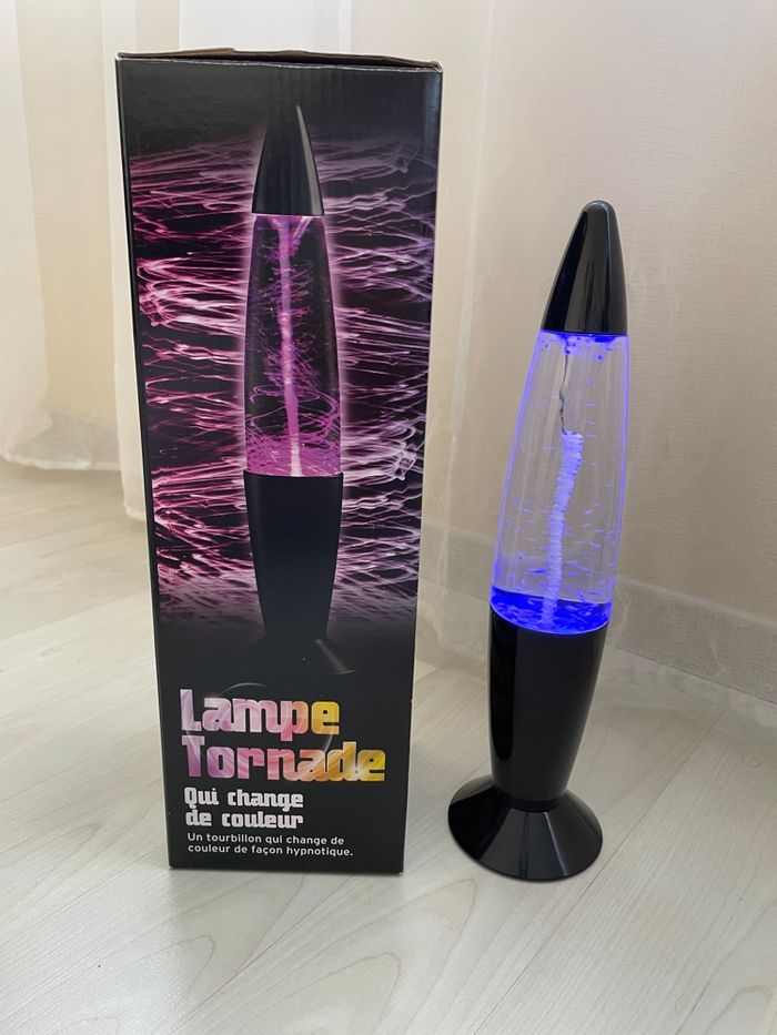 Lampe tornade qui change de couleur - photo numéro 2