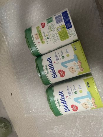 3 boîtes de lait infantile