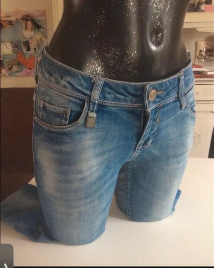 Jean pour femme TRÈS BON ÉTAT taille 38 / M couleur bleu - photo numéro 2