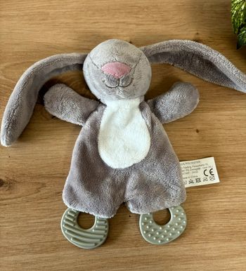 Doudou plat lapin gris blanc anneau dentition zd trading action