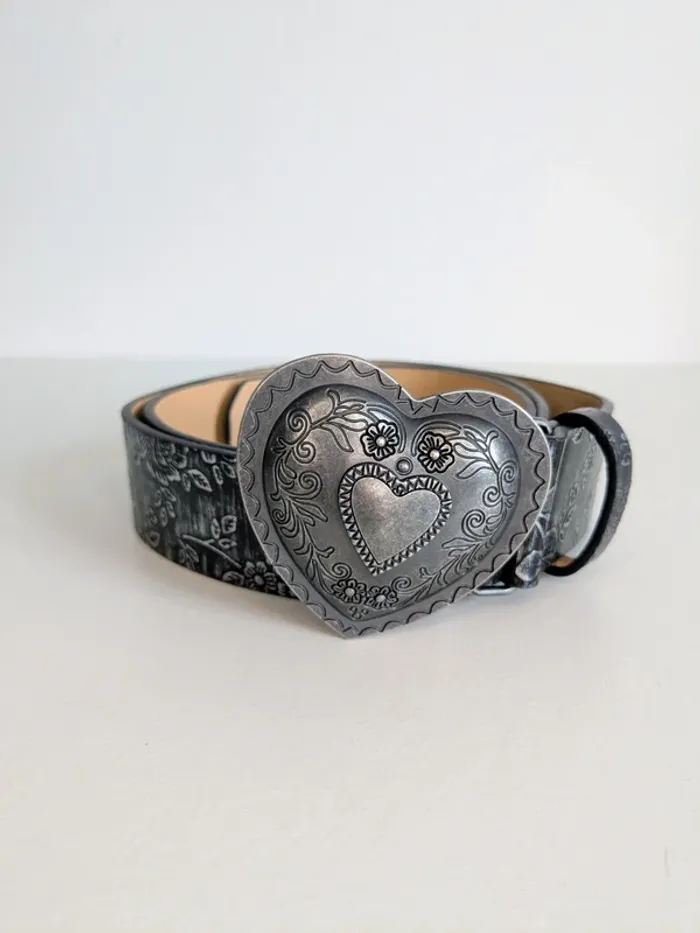 Ceinture vintage fleurie en relief – boucle cœur argentée 💘