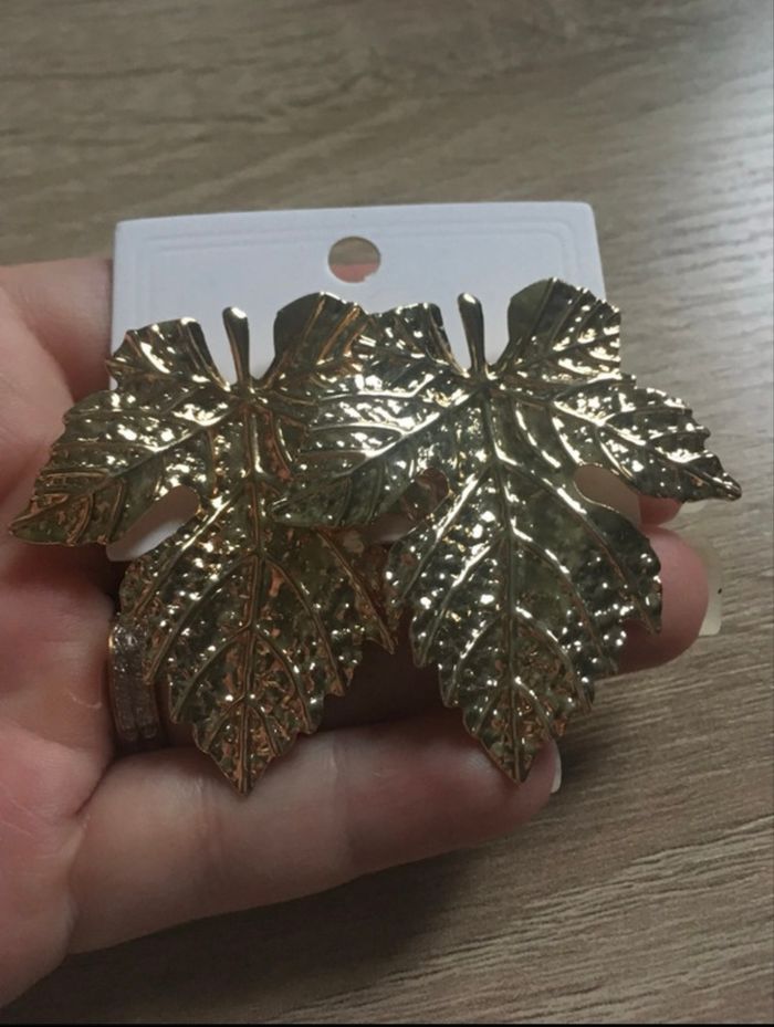 Boucles d’oreilles NEUVES avec étiquette femme forme de feuilles 🍁couleur doré - photo numéro 3