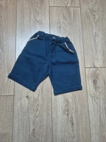 Short okaidi bleu foncé 4 ans en très bon état