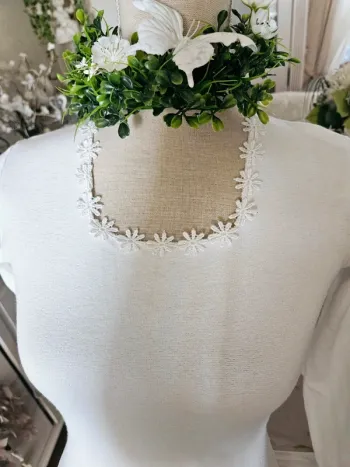 Haut blanc fleurs Taille 38 /40 Neuf