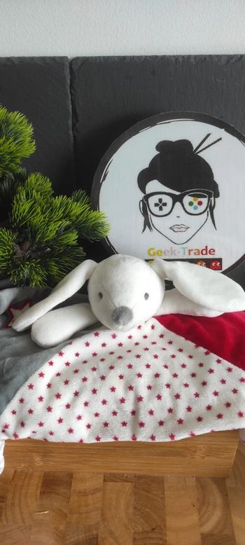 Doudou Lapin plat rouge blanc Etoiles obaibi okaidi rayé rayures noeuds Carré Ob