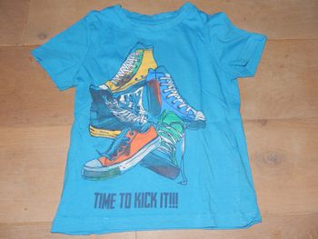 t-shirt bleu avec chaussures, neuf