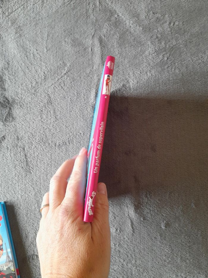 Livre miraculous un parfum de supervilain - photo numéro 2