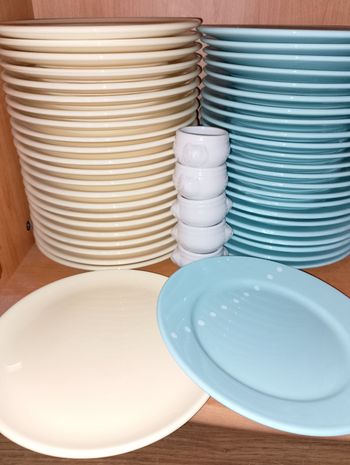 Assiette bleu et plate jaune