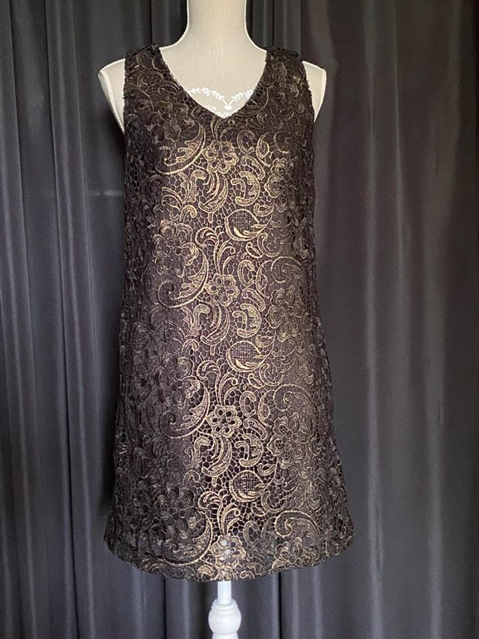 Robe brodée noire et dorée