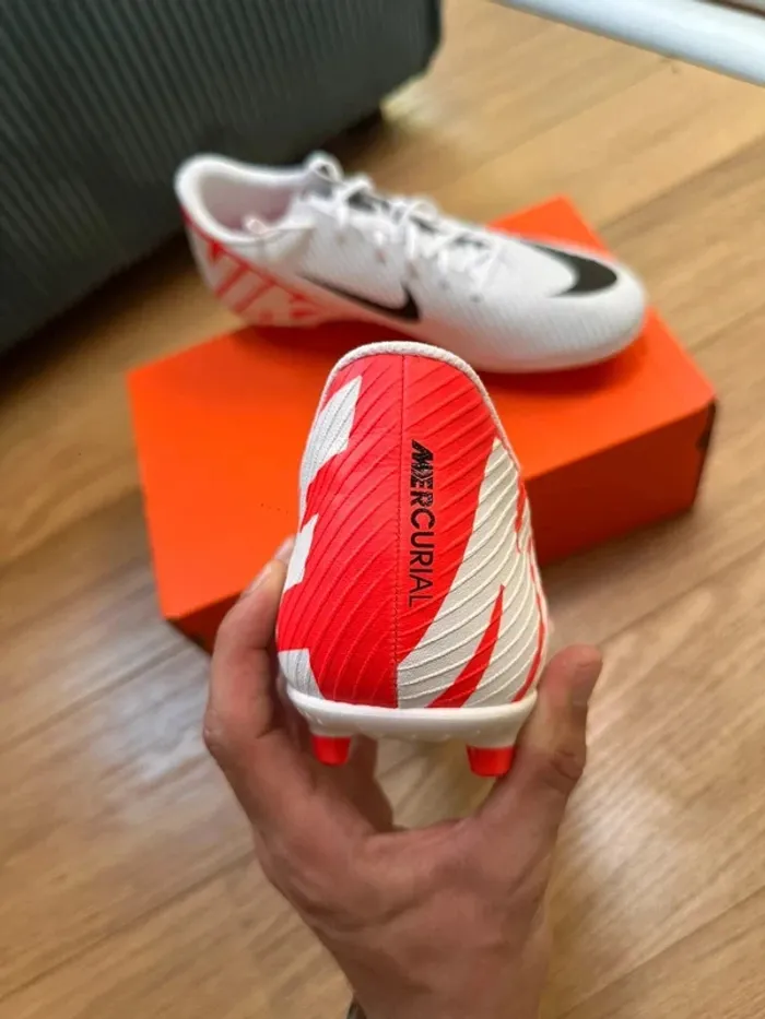 Nike Crampon Vapor 15 Club blanche et rouge - photo numéro 5