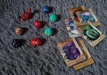Lot figurines bakugan avec cartes de jeu