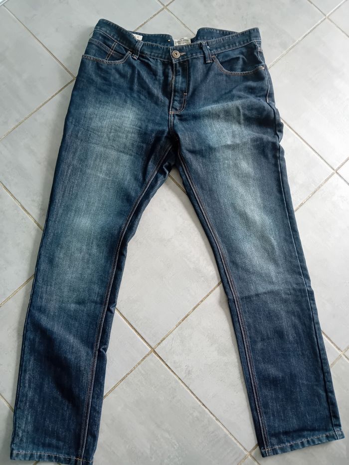 Pantalon regular.
