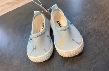 Chaussures ou chaussons, pointure 18, neuve