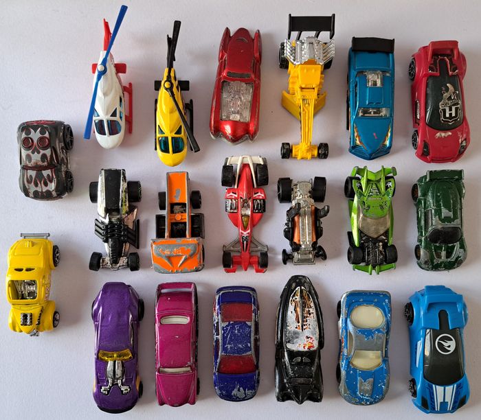 Lot de 20 véhicules miniatures Hotwheels Mattel