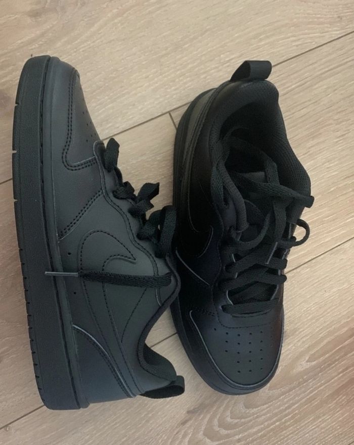 Basket Nike Court Borough low Neuve jamais portée 
Taille 36.5 - photo numéro 2