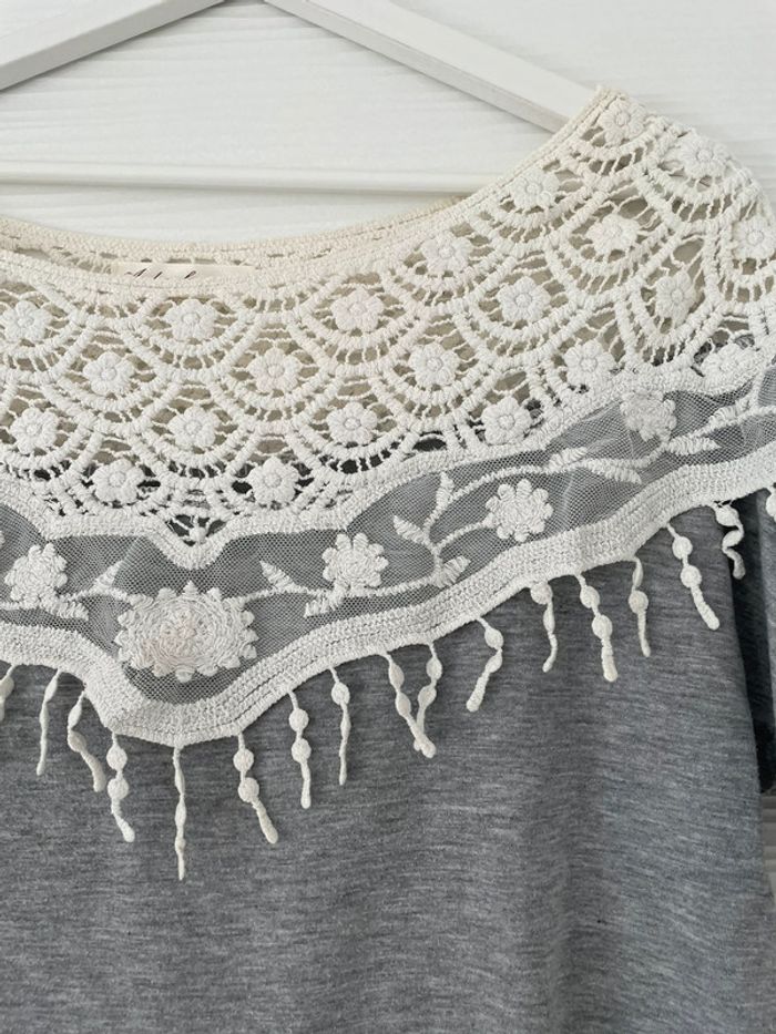 Haut t-shirt gris avec dentelle broderie blanche à manches courtes col rond - photo numéro 2