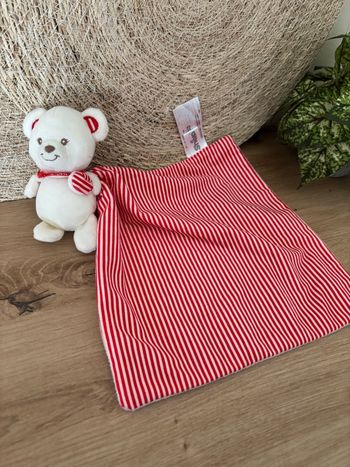 Neuf doudou plat ours blanc mouchoir rayé rouge shima 