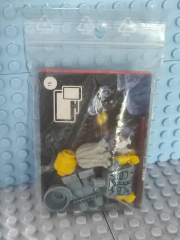 Minifig Lego Janitor, Series 15 (Complete Set with Stand and Accessories) col15-9