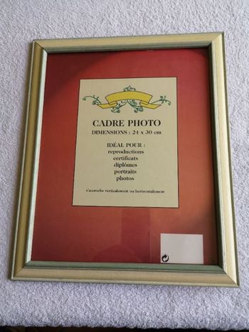 Cadre photo 24x30 cm. Bon état.