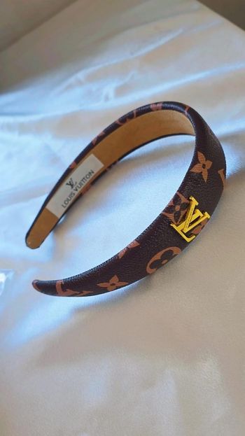 un accessoire de tête élégant et intemporel qui apporte une touche couture à n'importe quelle tenue.